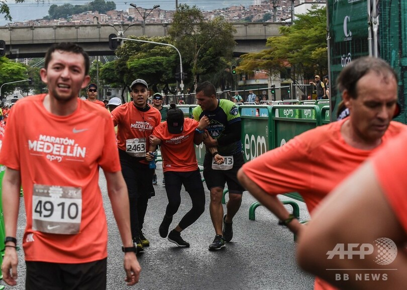 マラソン大会で選手が車にはねられる事故、通行止めを無視 コロンビア