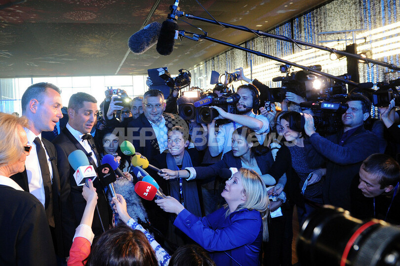 フランス初の同性婚カップル誕生、男性2人が愛誓う