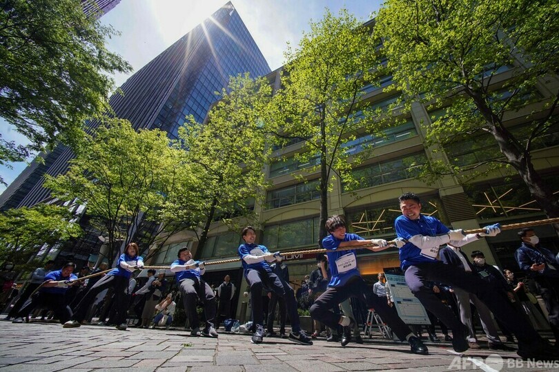 東京丸の内で綱引き大会