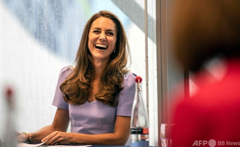 虹色の傘で鮮やかに、英キャサリン妃が宮殿で公務