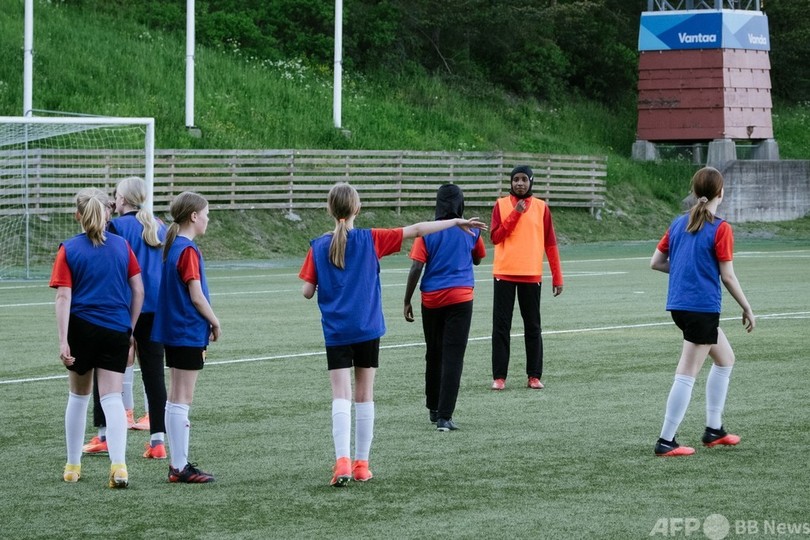 女子サッカー発展の一助に…ヒジャブ無料提供 フィンランド