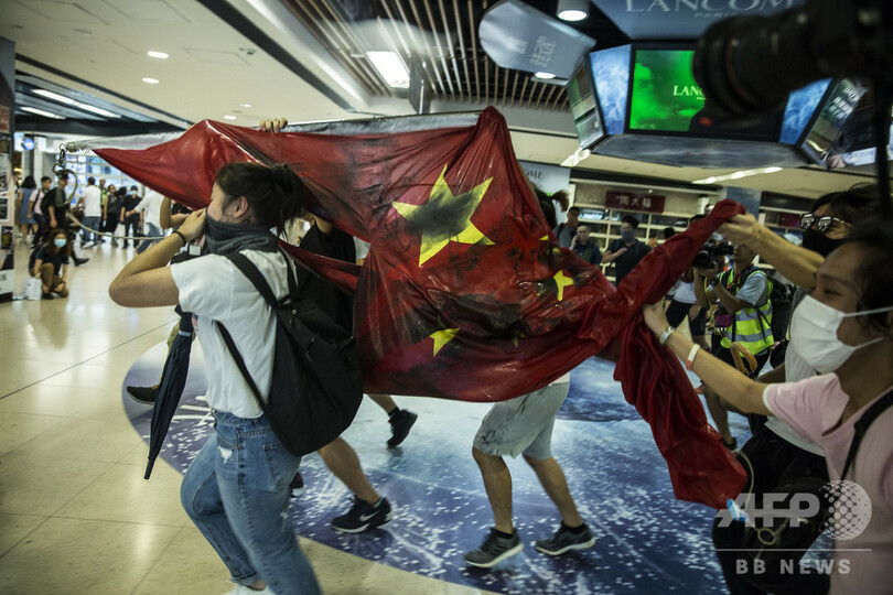 香港の民主派デモ、ショッピングモール前で機動隊と衝突