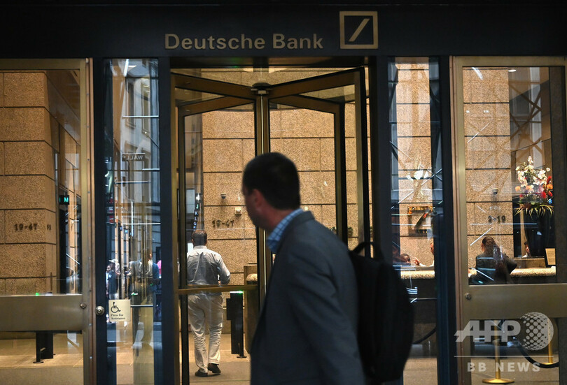 解雇通知を手に玄関を…ドイツ銀の人員削減、行員らに陰鬱な空気