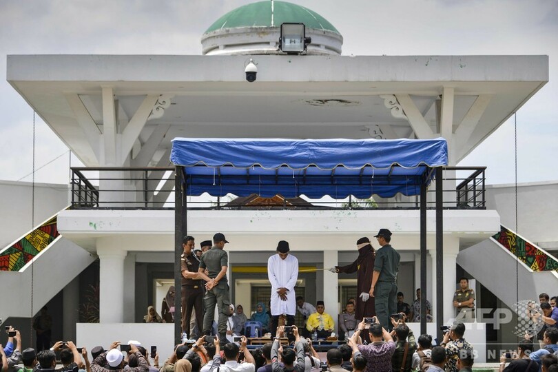 男女6人に公開むち打ち刑、人前での愛情表現で インドネシア