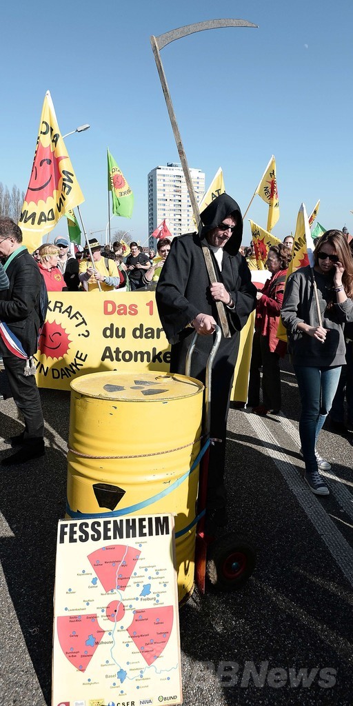 仏独国境で脱原発デモ、福島事故から3年控え