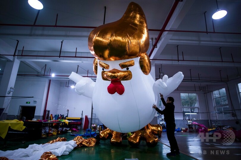 酉年バージョンのトランプ氏バルーン 中国の工場が製作