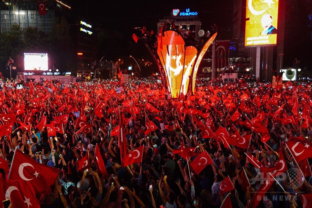 トルコ、クーデターの失敗を喜ぶ市民 広場は赤一色 写真12枚 国際ニュース：AFPBB News