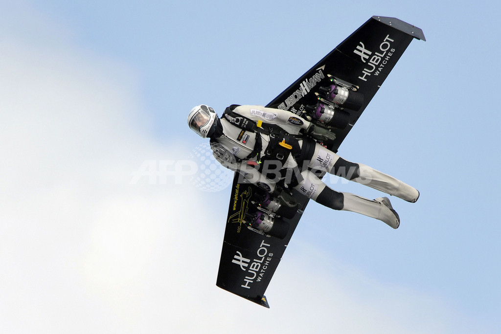鳥か？飛行機か？スイス人冒険家がジェットの「翼」で飛行に成功 写真11枚 国際ニュース：AFPBB News