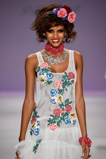 愛いっぱいのウェディングドレス、「ベッツィー・ジョンソン」15年春夏