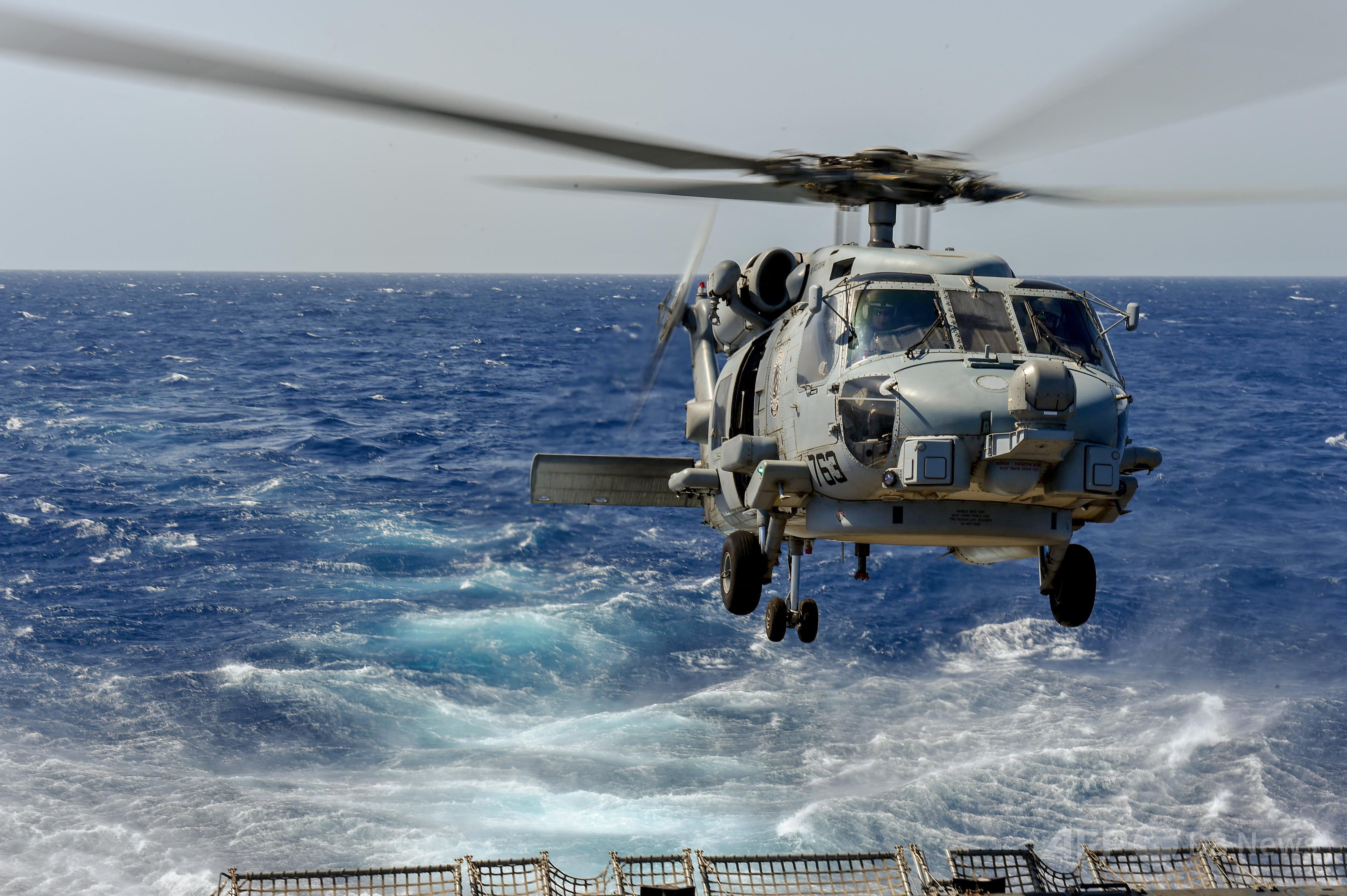 米海軍のヘリと戦闘機、相次いで南シナ海に墜落 写真2枚 国際ニュース