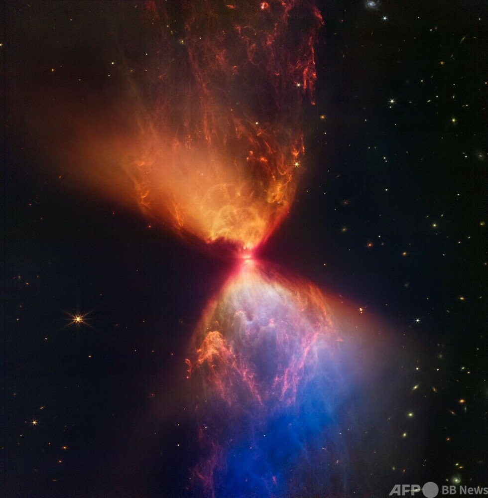 原始星の周囲に輝く「砂時計」 ウェッブ宇宙望遠鏡が撮影 写真1枚 国際