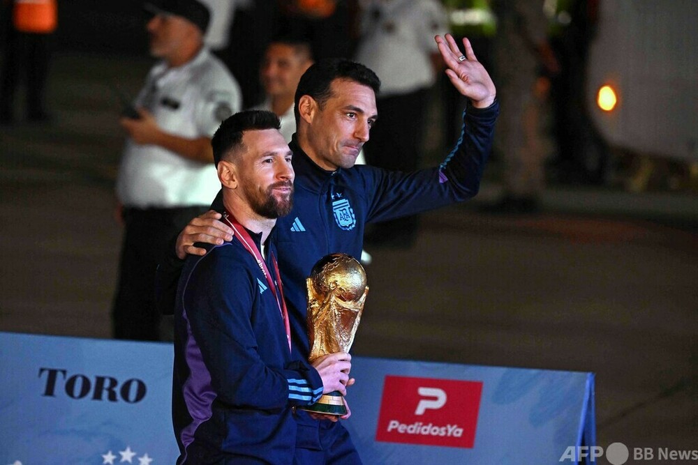 カタールW杯制覇のアルゼンチン代表が帰国 写真11枚 国際ニュース