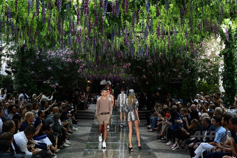 藤の花を背景に新作、「ヴェルサーチ」19年春夏メンズ 写真62枚 国際
