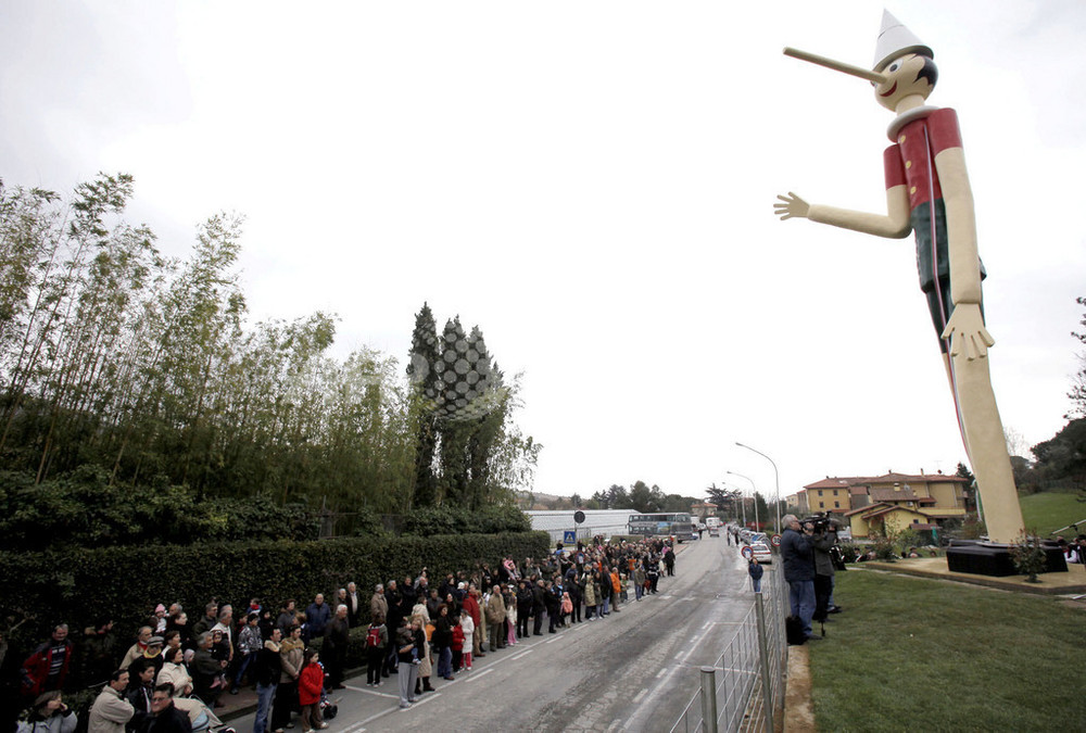 高さ16メートルの巨大ピノキオ、観光客をお出迎え 写真3枚 国際