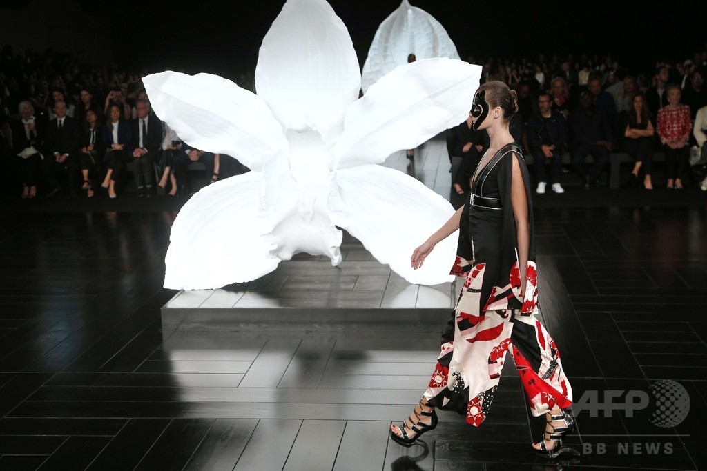 アンティークの着物をモチーフに、「アレキサンダー・マックイーン」15年春夏 