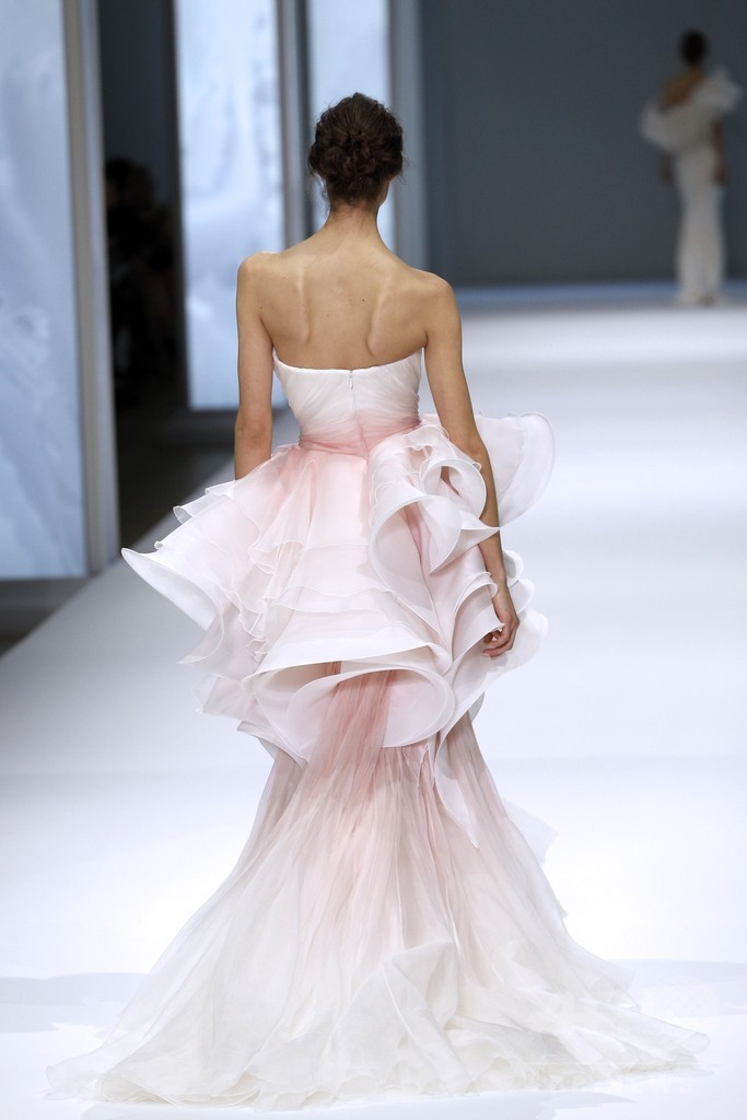 フェミニンで繊細なドリームドレス、「ラルフ＆ルッソ」15年春夏オートクチュール