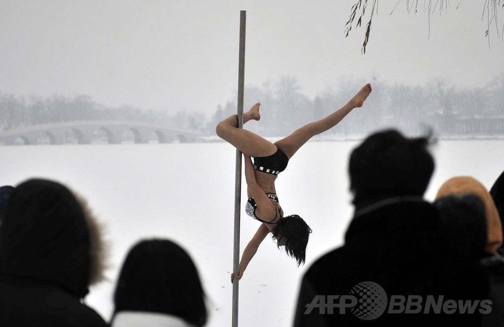 雪の天津で華麗なポールダンス、中国