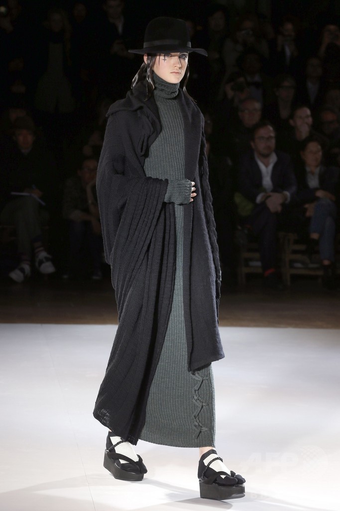 古代ギリシャに着想を得た一枚の布で見せる服、「ヨウジヤマモト」15/16秋冬