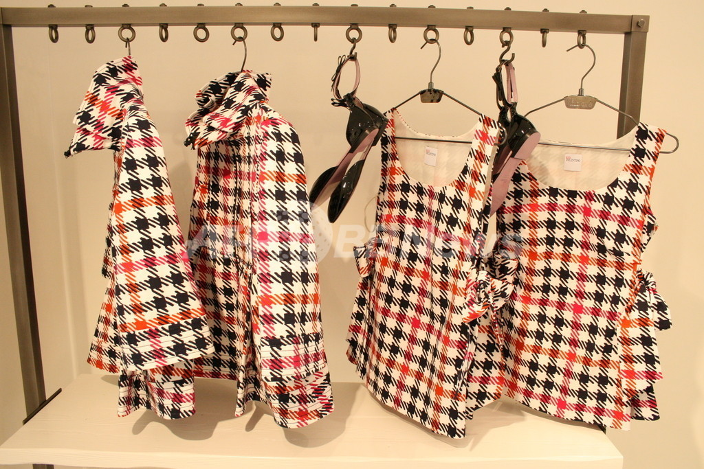 レッド ヴァレンティノ 青山ブティック、白とピンクで女子力アップ