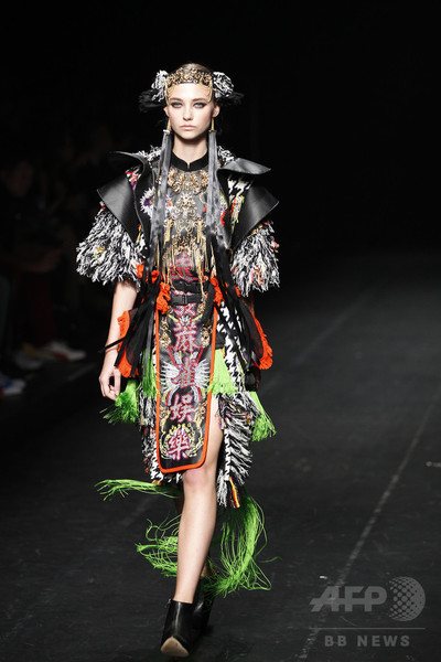 ウルトラマンも登場、新人デザイナーファッション大賞2014開催