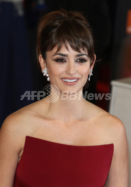 ペネロペ・クルス、3年契約で「ロエベ」のキャンペーンモデルに