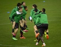 欧州チャンピオンズリーグ（UEFA Champions League 2013-14）決勝トーナメント1回戦第2戦を控え、ビセンテ・カルデロン・スタジアム（Vicente Calderon Stadium）で行われた練習に臨むACミラン（AC Milan）の選手（2014年3月10日撮影）。(c)AFP/ PIERRE-PHILIPPE MARCOU