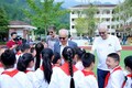 白鹿鎮の小学校で児童らと交流するフランスの音楽家（2024年9月27日撮影）。(c)Xinhua News