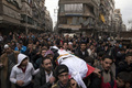 シリア・アレッポ（Aleppo）では30日、市内を流れる川で前日に発見された若い男性78人の葬儀が行われた。遺体はすべて、まるで処刑されたように1発の銃弾で殺されていた。反政府派は殺害を政府軍によるものとして非難しているが、当局は、イスラム聖戦士集団「アルヌスラ戦線（Al-Nusra Front）」の仕業だと主張している。

反政府派は30日、「国際社会の無為」がバッシャール・アサド（Bashar al-Assad）大統領率いる政権に国民殺害の許可を与えているとして各国を糾弾。シリア問題をめぐる国連（UN）とアラブ連盟（Arab League）のラクダール・ブラヒミ（Lakhdar Brahimi）合同特別代表も同日、「これまでになく恐ろしい状況に発展した」として、国連安全保障理事会（UN Security Council）に大虐殺を止めるための迅速な対応を求めた。

写真は、アレッポで収容された遺体を葬儀のため運ぶ人たち（2013年1月30日撮影）。(c)AFP/JM LOPEZ