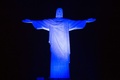ブラジル・リオデジャネイロ（Rio de Janeiro）にあるコルコバード（Corcovado）の丘に立つ、アルゼンチンの国旗の色に染め上げられた巨大なキリスト像（Christ the Redeemer、2014年7月12日撮影）。(c)AFP/YASUYOSHI CHIBA
