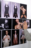 スペイン・マドリード（Madrid）で開かれた写真展「Obscenity」で展示された写真（2012年2月16日撮影）。(c)AFP/DOMINIQUE FAGET