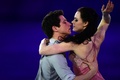 ソチ冬季五輪、フィギュアスケート・エキシビションの演技に臨むカナダのテッサ・ヴァーチュー（Tessa Virtue）/スコット・モイア（Scott Moir）組（2014年2月22日撮影）。(c)AFP/JOHN MACDOUGALL