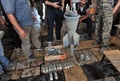 シリア北部の町Maaret al-Numanで反体制派の戦闘員が見せたシリア軍が投下したクラスター爆弾の子爆弾とされるもの（2012年10月19日撮影）。(c)AFP/BULENT KILIC