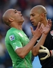 2010年サッカーW杯南アフリカ大会（%%2010 World Cup%%）1次リーグC組、米国対アルジェリア。試合は後半ロスタイムにランドン・ドノバン（%%Landon Donovan%%）が決勝点を挙げた米国が1-0で勝利し、勝ち点5の同組1位で決勝トーナメントに進んだ。写真は得点機を逸し落胆するアルジェリアのラフィク・ジェブール（%%Rafik Djebbour%%、左）。（2010年6月23日撮影）(c)AFP/TIMOTHY A. CLARY