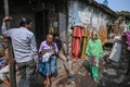 インド東部コルカタ（旧カルカッタ）で、自宅近くの路地を歩くスルターナー・ベーガムさん（2021年12月22日撮影）。(c)DIBYANGSHU SARKAR / AFP