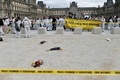 仏パリで行われた待遇改善要求デモで、犯罪現場を再現する科学捜査官ら（2020年1月15日撮影）。(c)STEPHANE DE SAKUTIN / AFP