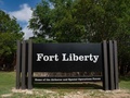 米ノースカロライナ州ファイエットビルにある同国最大の軍事基地、フォートリバティーの看板（2023年6月2日撮影）。(c)ALLISON JOYCE / AFP