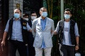 香港で、国家安全維持法（国安法）に違反した疑いで逮捕され、自宅から連行される黎智英（ジミー・ライ）氏（中央、2020年8月10日撮影）。(c)VERNON YUEN / AFP