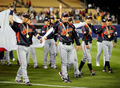 第2回ワールド・ベースボール・クラシック（%%2009 World Baseball Classic%%）決勝、韓国を延長10回5-3で下し、大会連覇を果たして国旗を持ちグランドを回る日本の（左から）城島健司（%%Kenji Johjima%%）、原辰徳（%%Tatsunori Hara%%）監督、イチロー（%%Ichiro Suzuki%%）、川崎宗則（%%Munenori Kawasaki%%）。（2009年3月23日撮影）(c)AFP/Getty Images/Kevork Djansezian