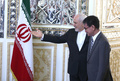 イラン・テヘランで、河野太郎外相（右）を迎えるモハンマドジャバド・ザリフ外相（2019年6月12日撮影）。(c)ATTA KENARE / AFP