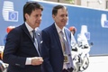ベルギー・ブリュッセルで行われた欧州連合首脳会議の会場に到着したイタリアのジュセッペ・コンテ首相（左、2018年6月28日撮影）。(c)AFP PHOTO / POOL / Virginia Mayo
