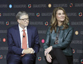 米マイクロソフト創業者のビル・ゲイツ氏（左）と妻のメリンダ・ゲイツ氏（2018年9月26日撮影）。(c)Ludovic MARIN / AFP