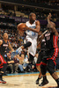 13-14NBA、シャーロット・ボブキャッツ（Charlotte Bobcats）対マイアミ・ヒート（Miami Heat）。マイアミ・ヒートのジョエル・アンソニー（Joel Anthony、右）にマークされながらパスを狙うシャーロット・ボブキャッツのケンバ・ウォーカー（Kemba Walker、2013年11月16日撮影）。(c)AFP/Getty Images/NBAE/Kent Smith