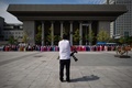 韓国の首都ソウル中心部にある光化門広場で、記念撮影する韓服姿の人々（2015年9月24日撮影）。(c)AFP/Ed Jones