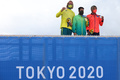 東京五輪、サーフィン男子の表彰式に臨む（左から）銅メダルを獲得したオーストラリアのオーウェン・ライト、金メダルを獲得したブラジルのイタロ・フェレイラ、銀メダルを獲得した五十嵐カノア（2021年7月27日撮影）。(c)Yuki IWAMURA / AFP