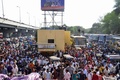 インド・スーラトで起きた大火災の現場近くに集まる人々（2019年5月24日撮影）。(c)STR / AFP