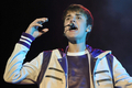 カナダ人アイドル、ジャスティン・ビーバー（Justin Bieber、17）が19日、ベネズエラの首都カラカス（Caracas）で初のコンサートを行い、南米ツアーを締めくくった。写真は、パフォーマンスを披露するビーバー（2011年10月19日撮影）。(c)AFP/Leo RAMIREZ