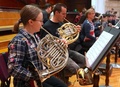 ポーランドのワルシャワ・フィルハーモニーホールで行われたキーウ交響楽団のリハーサルの様子（2022年4月19日撮影）。(c)JANEK SKARZYNSKI / AFP