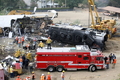 米カリフォルニア（California）州ロサンゼルス（Los Angeles）郊外のチャッツワース（Chatsworth）で起きた列車の衝突事故で、生存者の捜索を続ける救助隊（2008年9月13日撮影）。(c)AFP/Getty Images/Ringo Chiu