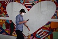 東京・渋谷の通りを歩くマスク姿の男性（2020年4月7日撮影）。(c)CHARLY TRIBALLEAU / AFP