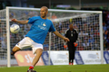 エキシビションマッチに参加するジネディーヌ・ジダン（%%Zinedine Zidane%%）氏（左）。（2008年5月31日撮影）(c)AFP/MARC LE CHELARD